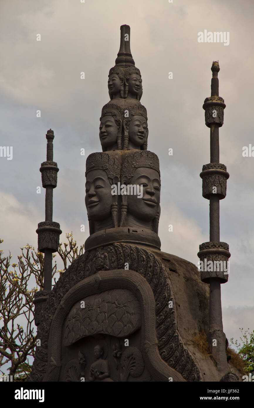 Nero di grande levatura statua del Buddha Foto Stock