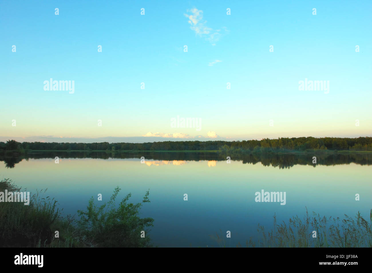 Bellissimo cielo sopra il lago Foto Stock