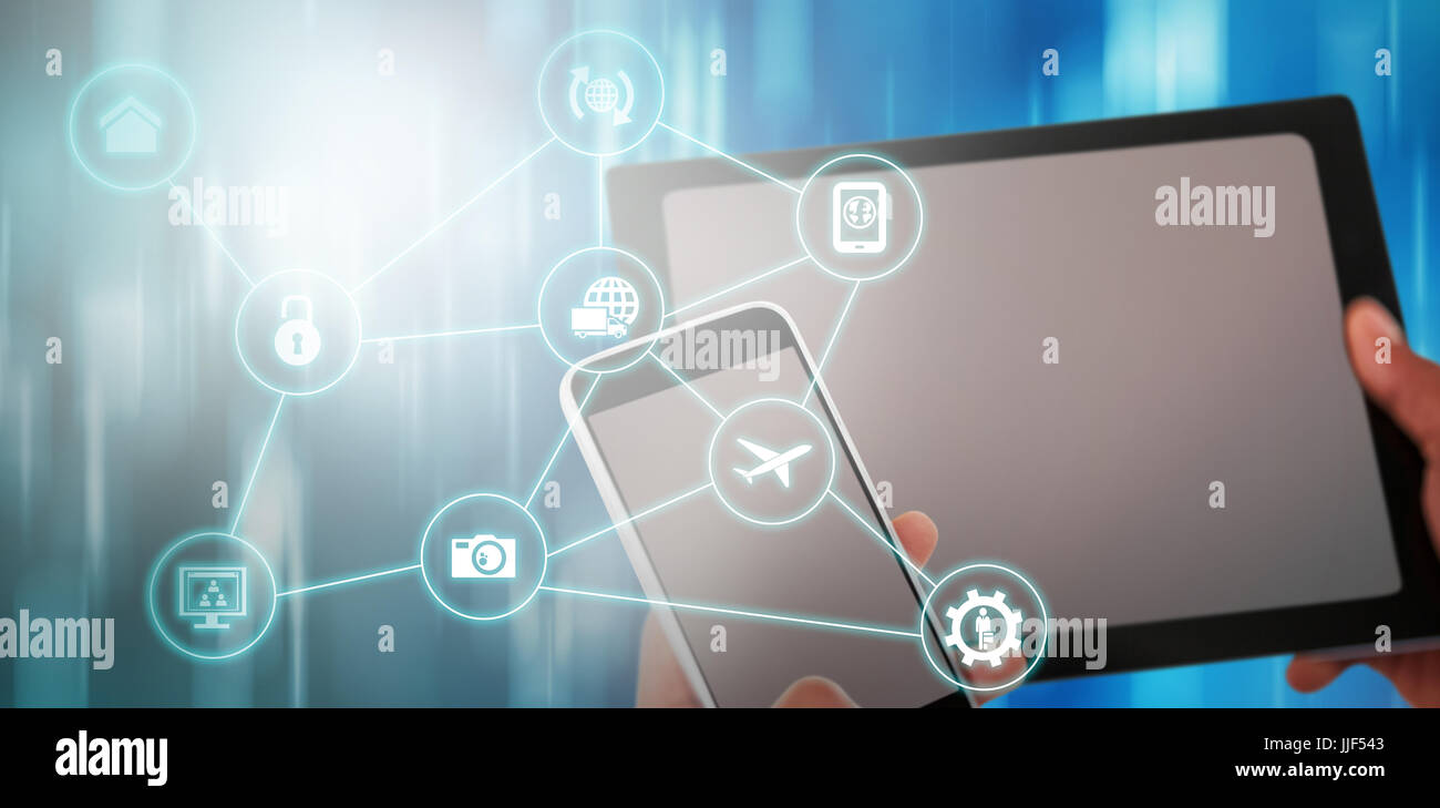 In prossimità delle mani con tavoletta digitale e telefono cellulare contro blu puntini luminosi design pattern Foto Stock
