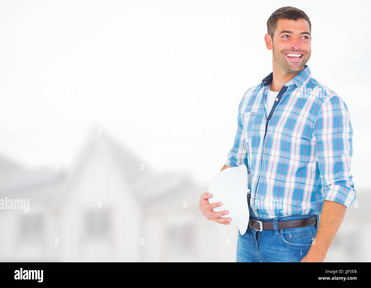 Composito Digitale del lavoratore edile azienda casco di protezione nella parte anteriore del sito in costruzione Foto Stock