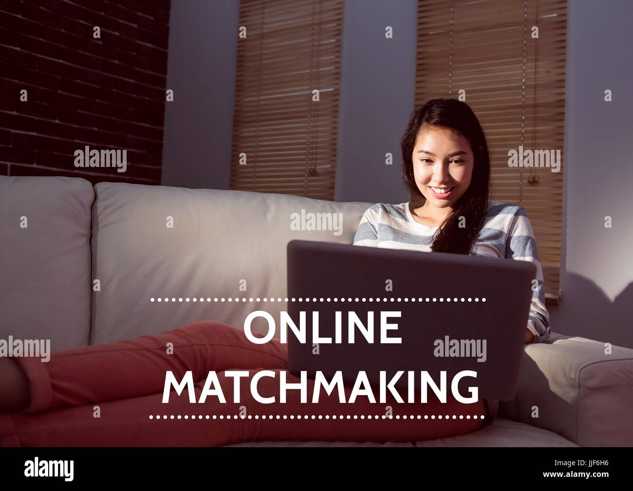 Digital composito di matchmaking online testo e donna sul lettino con il computer portatile Foto Stock