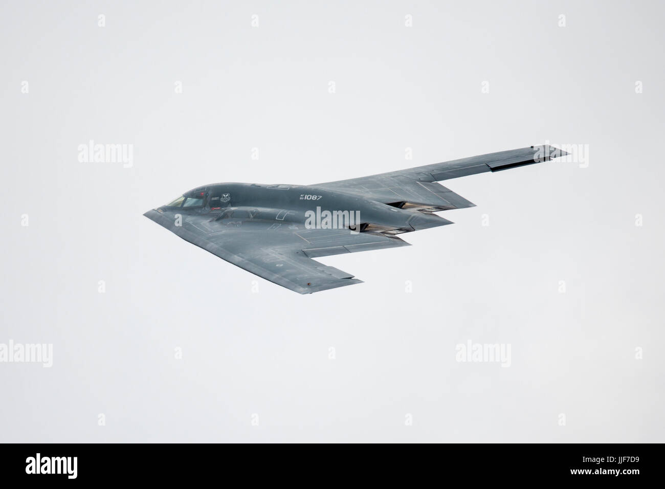Un USAF Northrop Grumman B-2 bombardiere Stealth durante un flypast a RIAT 2017 Foto Stock