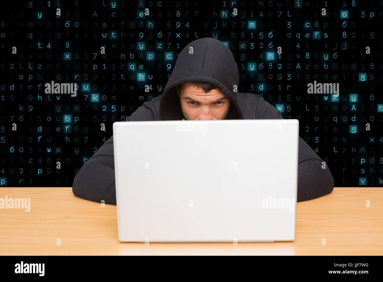 Composito Digitale di hacker dietro il suo computer Foto Stock