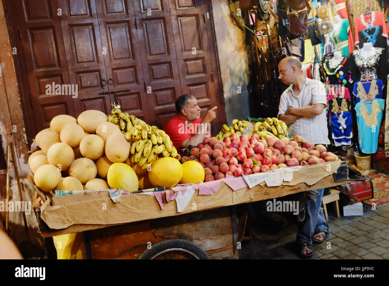 Venditore di frutta, vicoli di , Marrakech, Marocco, Foto Stock