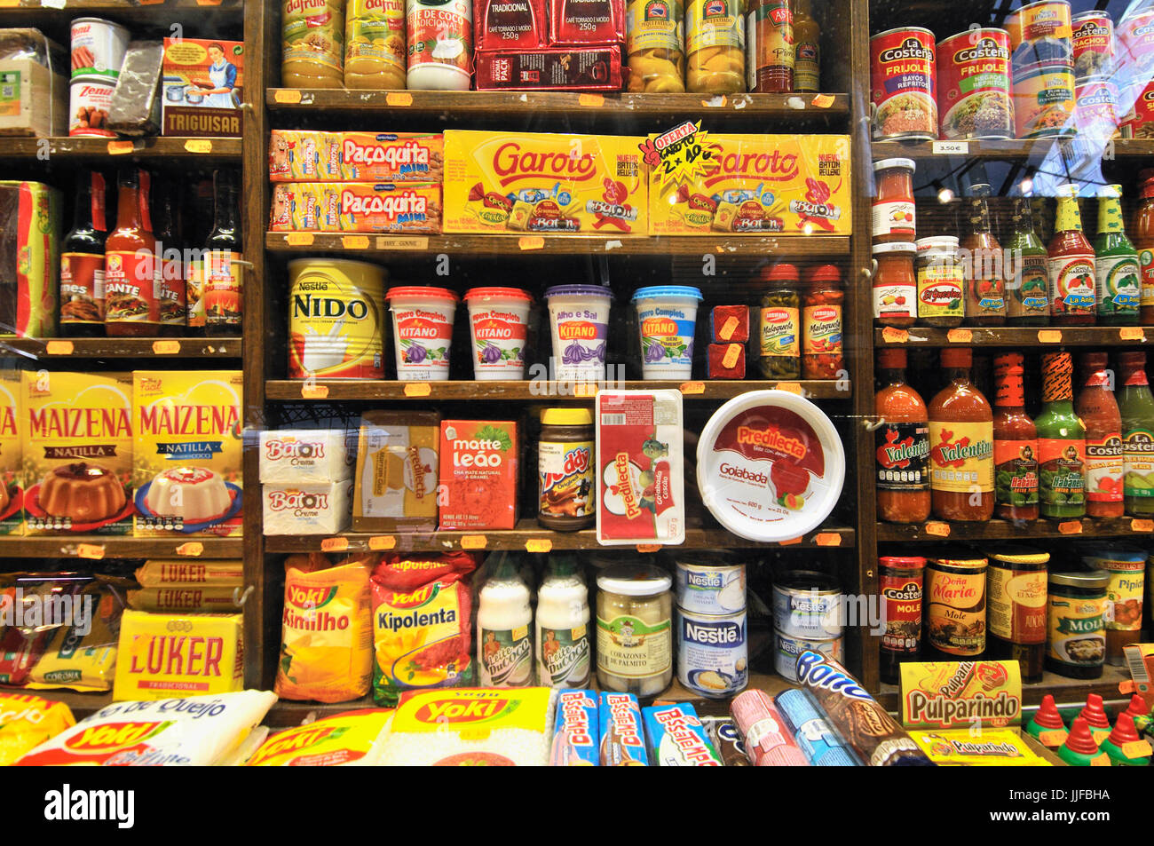 Conserve Alimentari al mercato La Boqueria, Barcellona. La Catalogna, Spagna Foto Stock