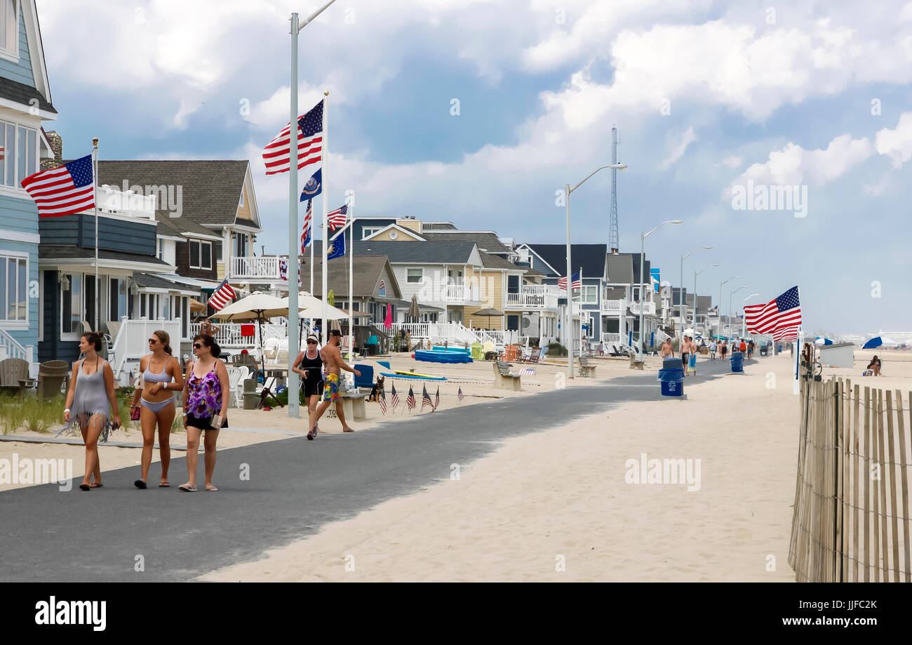 Persone che passeggiano lungo Manasquan's Beach Front marciapiede in New Jersey. Foto Stock