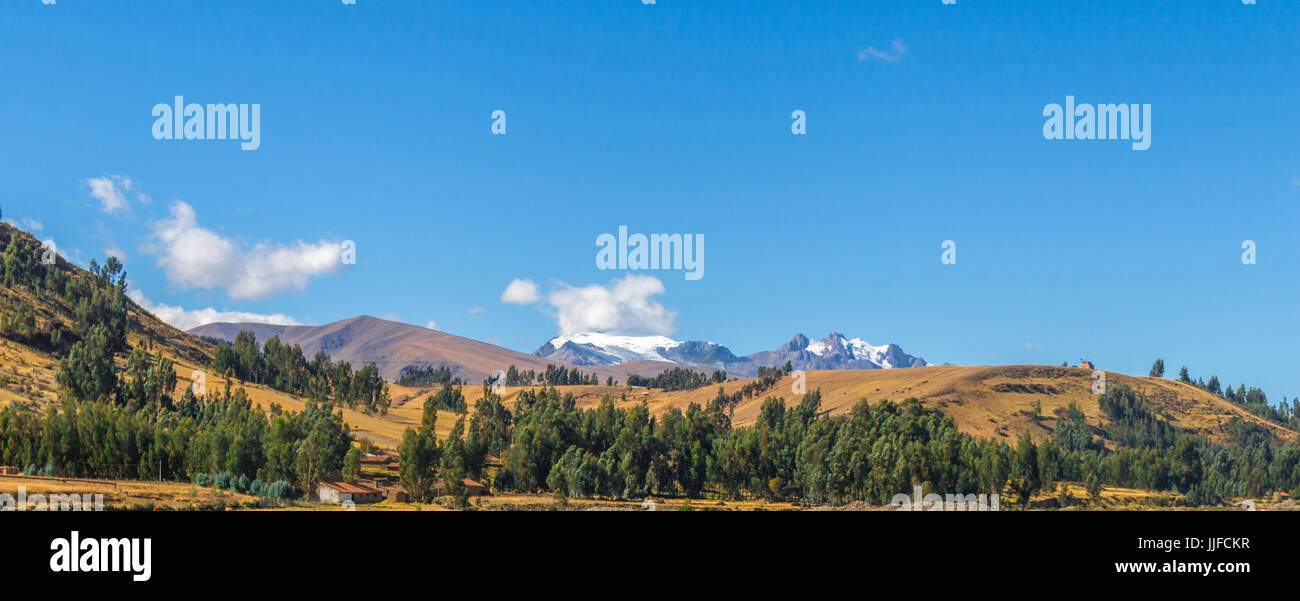 Altipiani andini del Perù con un cielo blu . Foto Stock