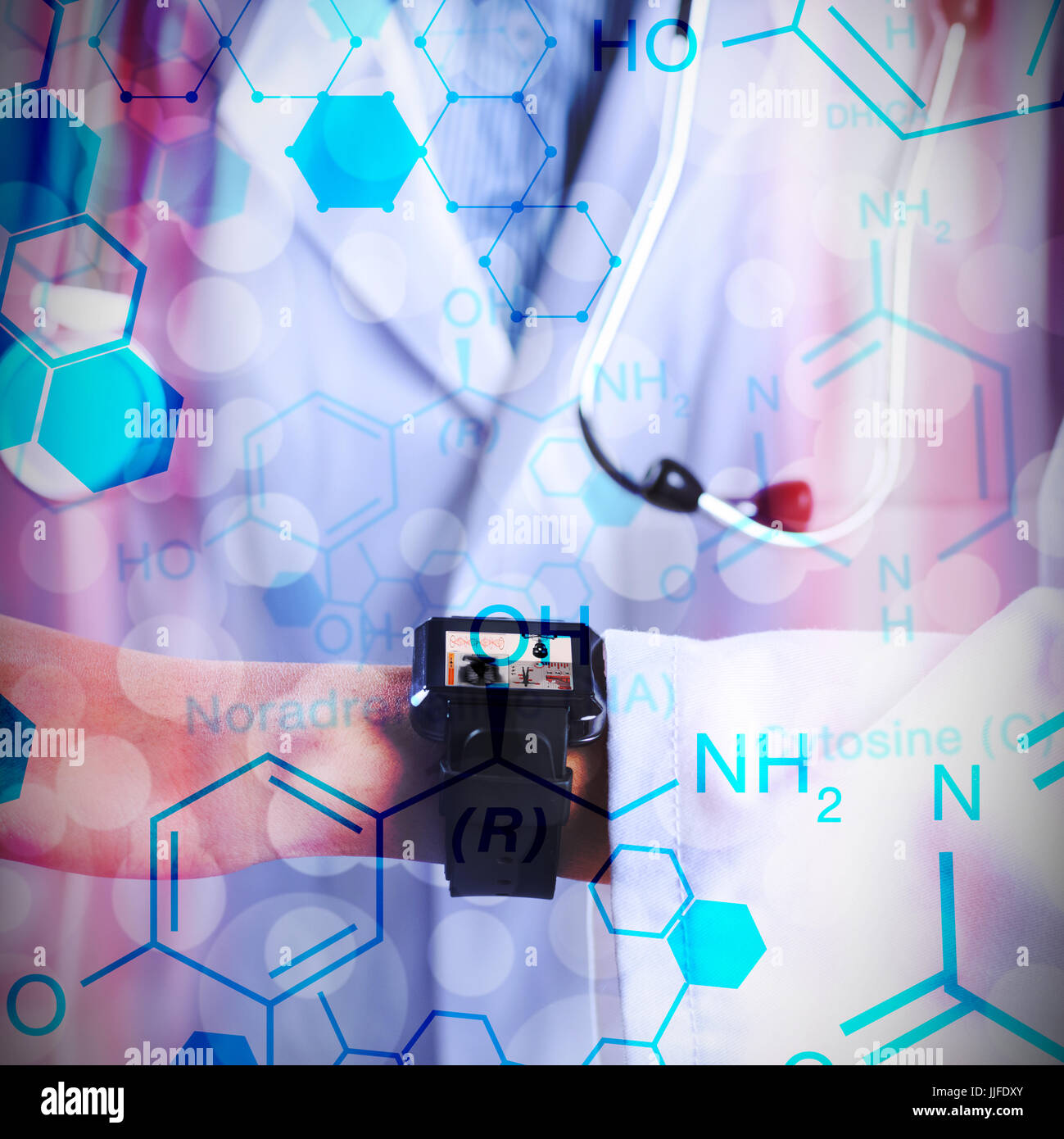 La sezione centrale del medico donna che mostra orologio intelligente contro la scienza graphic Foto Stock
