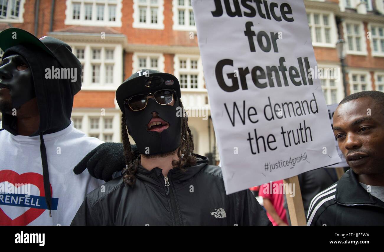 La gente protesta davanti a una riunione di Kensington e di Chelsea consiglio a Kensington Town Hall di Londra ovest, dove il futuro dell'intero responsabili eletti del consiglio nel cuore del Grenfell disastro della torre sarà discusso. Foto Stock