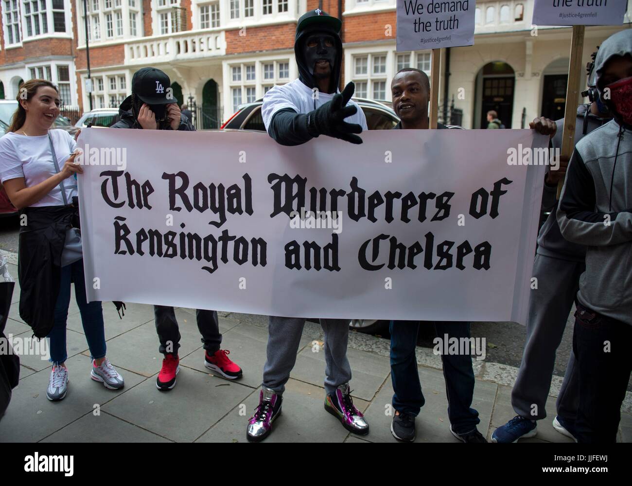 La gente protesta davanti a una riunione di Kensington e di Chelsea consiglio a Kensington Town Hall di Londra ovest, dove il futuro dell'intero responsabili eletti del consiglio nel cuore del Grenfell disastro della torre sarà discusso. Foto Stock