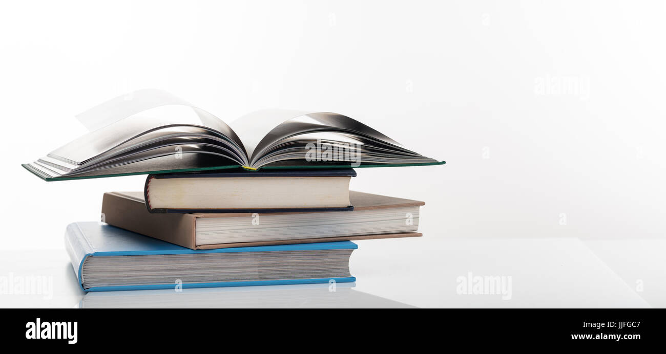 Il concetto di istruzione. Libri isolati su sfondo bianco - Spazio di copia Foto Stock