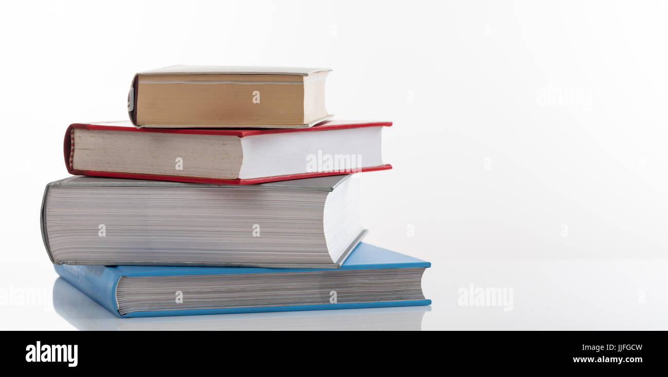 Il concetto di istruzione. Pila di libri isolati su sfondo bianco - Spazio di copia Foto Stock
