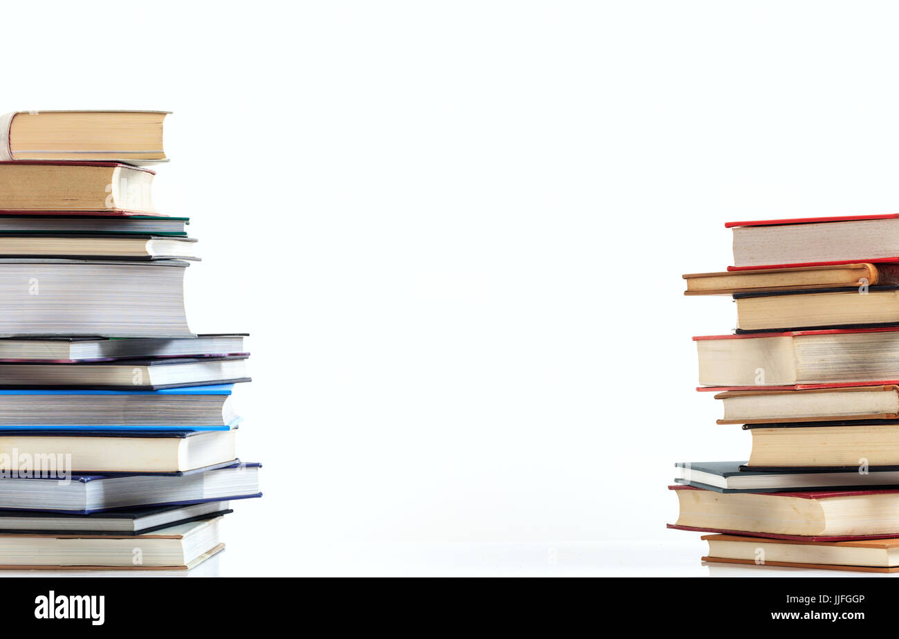 Il concetto di istruzione. Pile di libri isolati su sfondo bianco - Spazio di copia Foto Stock