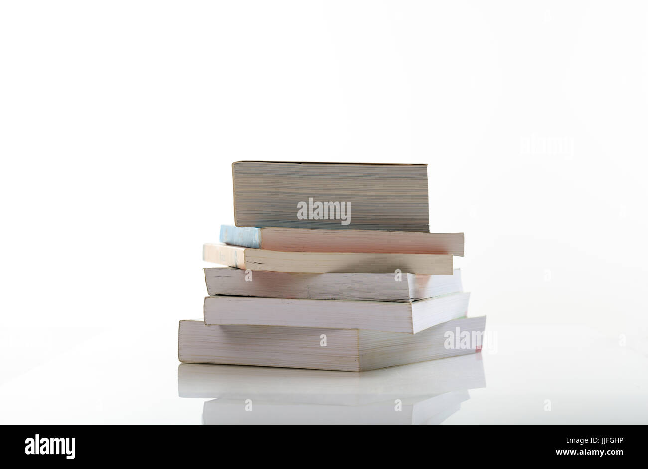 Il concetto di istruzione. libri pila isolati su sfondo bianco Foto Stock