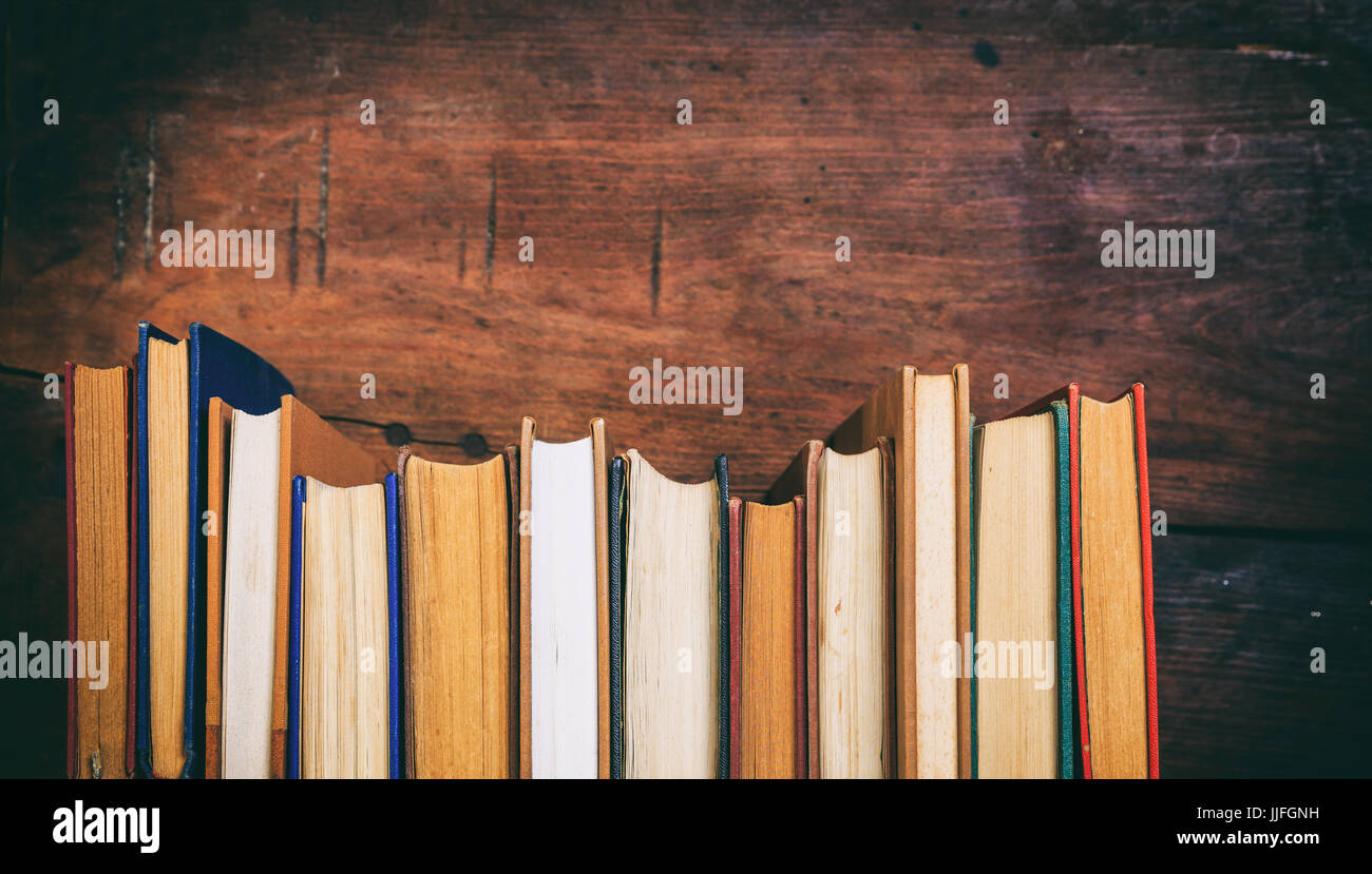 Vecchi libri sullo sfondo di legno - Spazio di copia Foto Stock