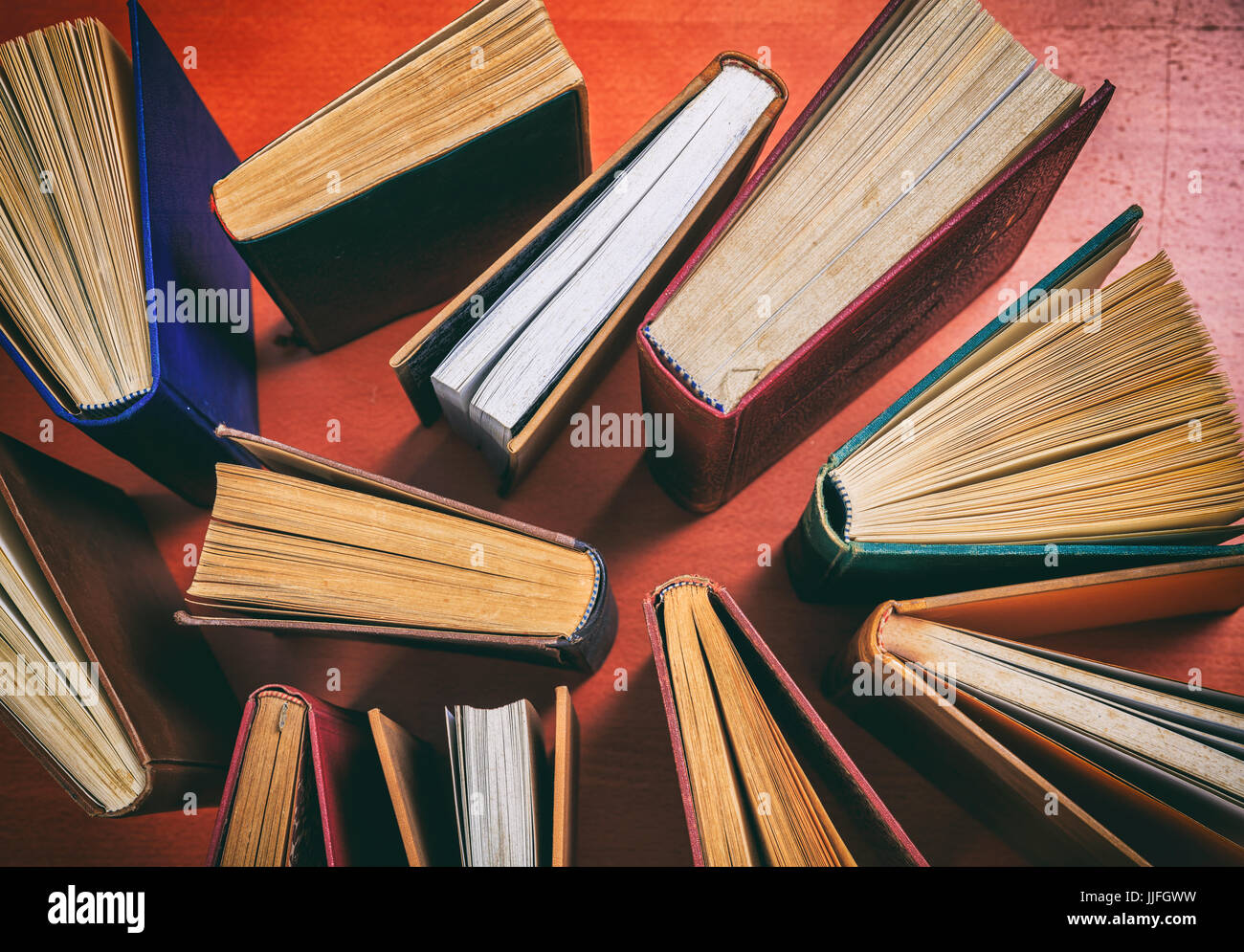 Vecchi libri sullo sfondo di legno - vista superiore Foto Stock