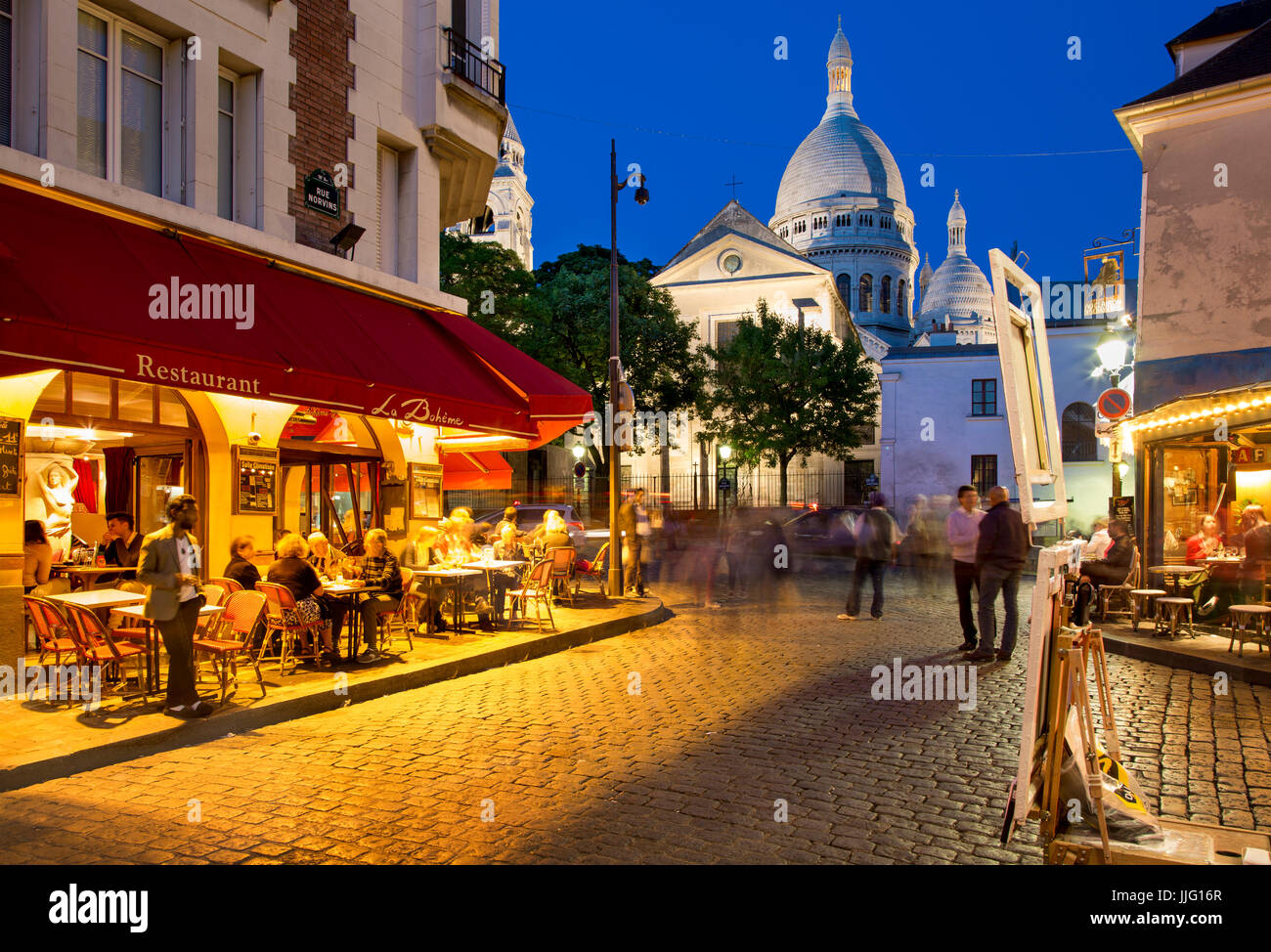 Serata a Place du Tertre nel villaggio di Montmartre, Parigi, Ile-de-France, Francia Foto Stock