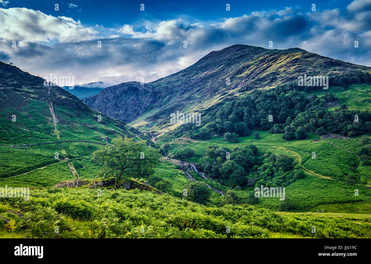 Nant Gwynant valle con le cascate del fiume in Snowdonia, Galles Foto Stock