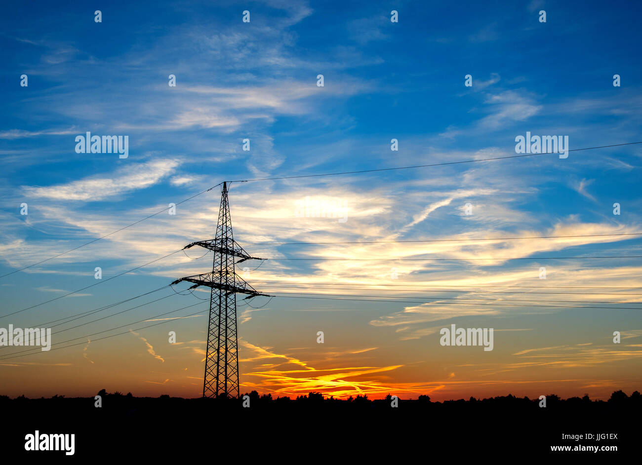 Sehnde, Germania, tramonto dietro la linea di alta tensione Foto Stock