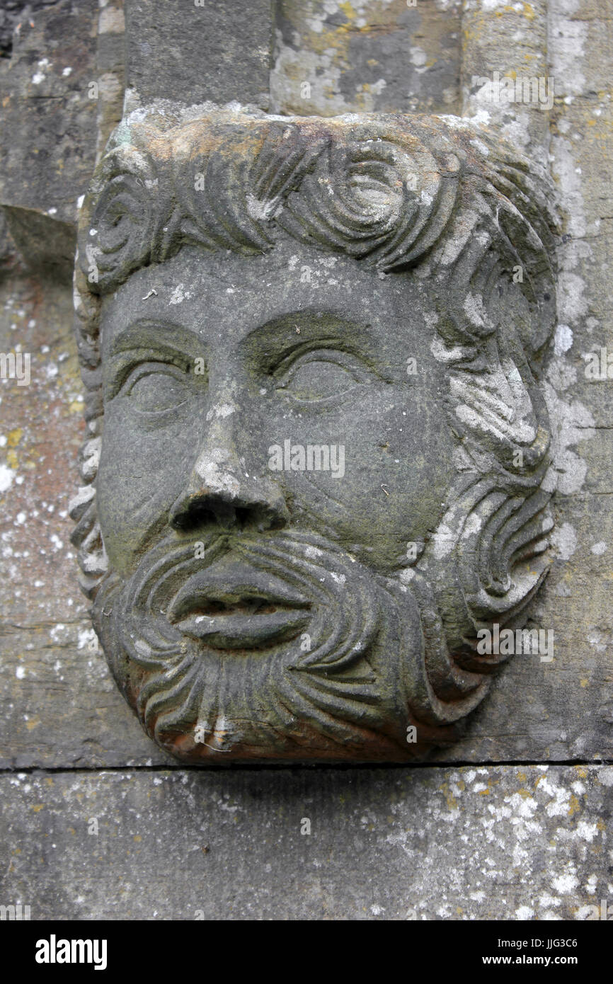 Pietra scolpita in testa su la chiesa medievale di San Gwrsts, Llanrwst, Galles Foto Stock