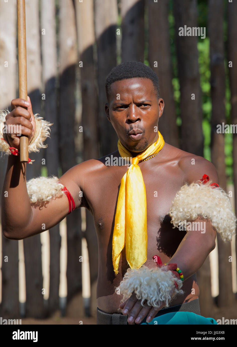 Close-up uomo tribali di eseguire la tradizionale danza mantenga il villaggio culturale dello Swaziland Africa meridionale Foto Stock