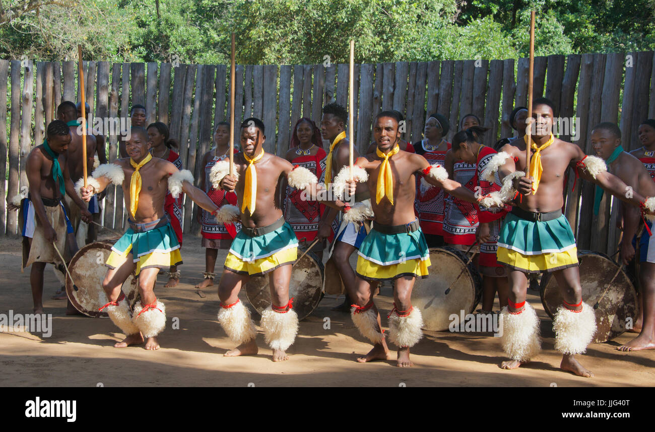 Quattro uomini di eseguire la tradizionale danza mantenga il villaggio culturale dello Swaziland Africa meridionale Foto Stock