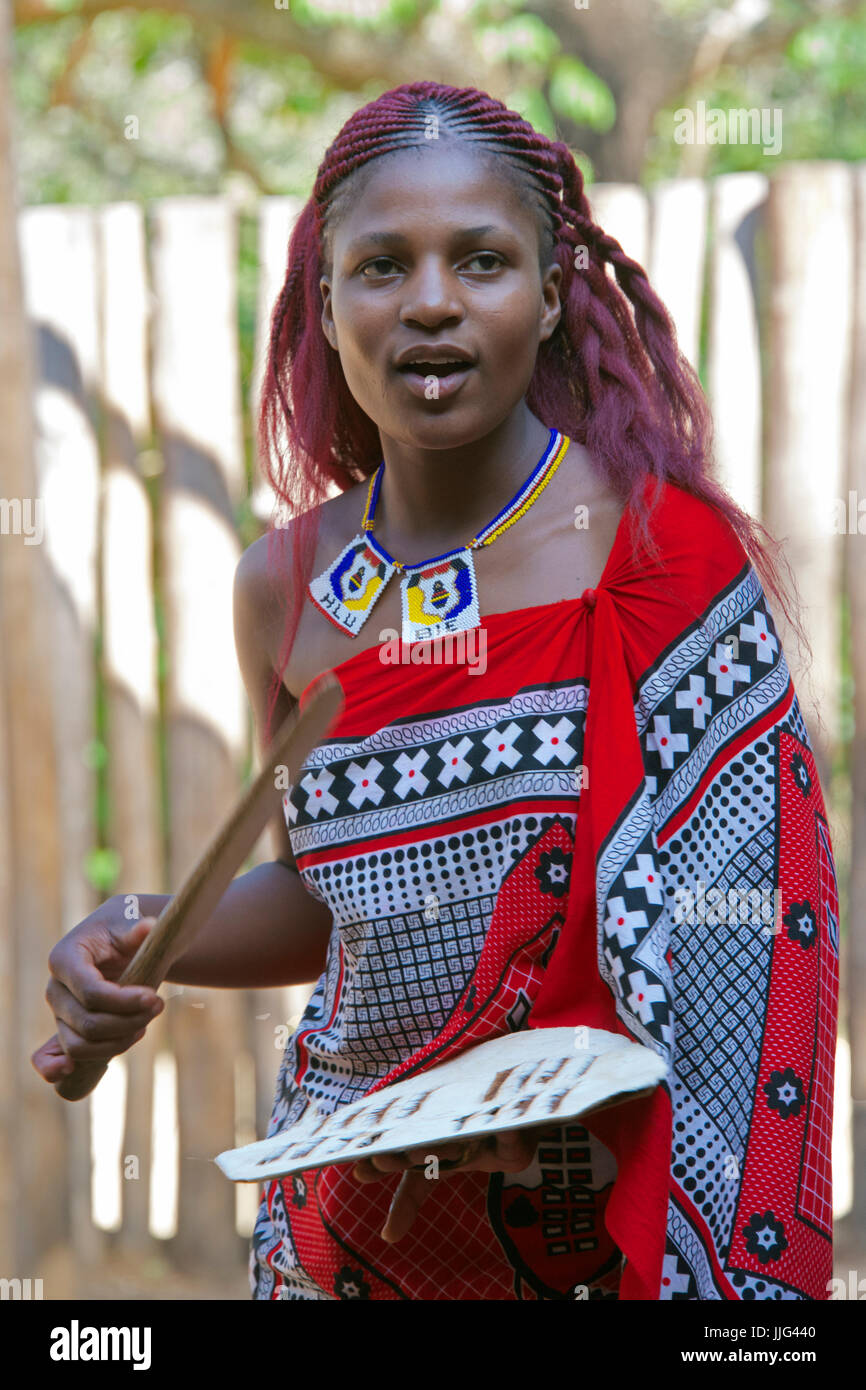 Pretty girl tribal cantando mantenga il villaggio culturale dello Swaziland Africa meridionale Foto Stock