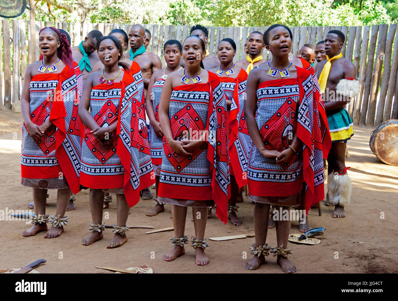 Le donne e gli uomini di canto tribale mantenga il villaggio culturale dello Swaziland Africa meridionale Foto Stock