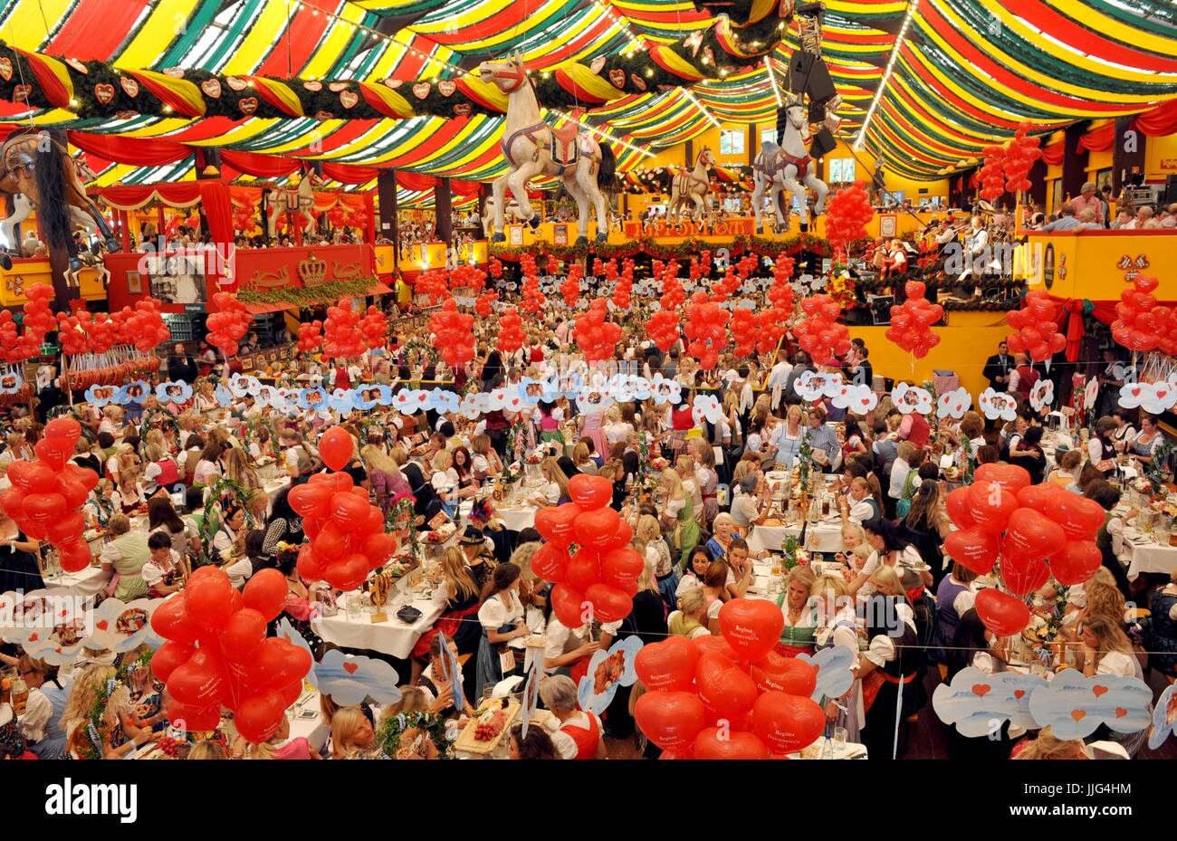 L'Ippodromo tenda è decorato per il cosiddetto donna Wiesn dalle regine Sixt al Oktoberfest a Monaco di Baviera, Germania, il 24 settembre 2012. Il più grande del mondo si svolge anche la fiera dal 22 settembre al 07 ottobre 2012. Foto: Ursula Dueren | Utilizzo di tutto il mondo Foto Stock