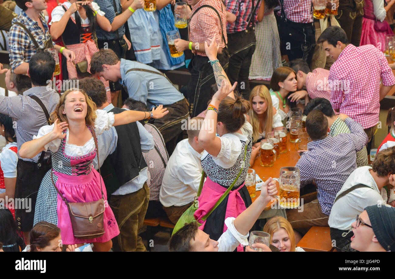 Numerosi visitatori si divertono a una birra tenda del centottantesimo Oktoberfest a Monaco di Baviera, Germania, il 21 settembre 2013. L'Oktoberfest si terrà dal 21 settembre al 06 ottobre 2013. Foto: Frank Leonhardt | Utilizzo di tutto il mondo Foto Stock