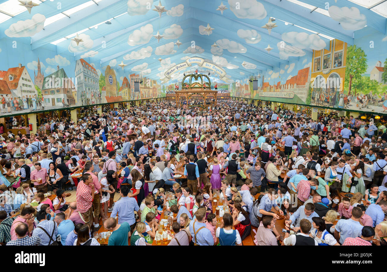 Numerosi visitatori si divertono a una birra tenda del centottantesimo Oktoberfest a Monaco di Baviera, Germania, il 21 settembre 2013. L'Oktoberfest si terrà dal 21 settembre al 06 ottobre 2013. Foto: Frank Leonhardt | Utilizzo di tutto il mondo Foto Stock