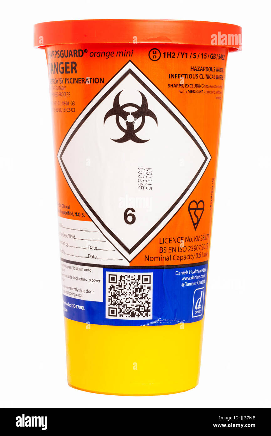 Una piccola scatola punte per aghi usati su sfondo bianco Foto Stock