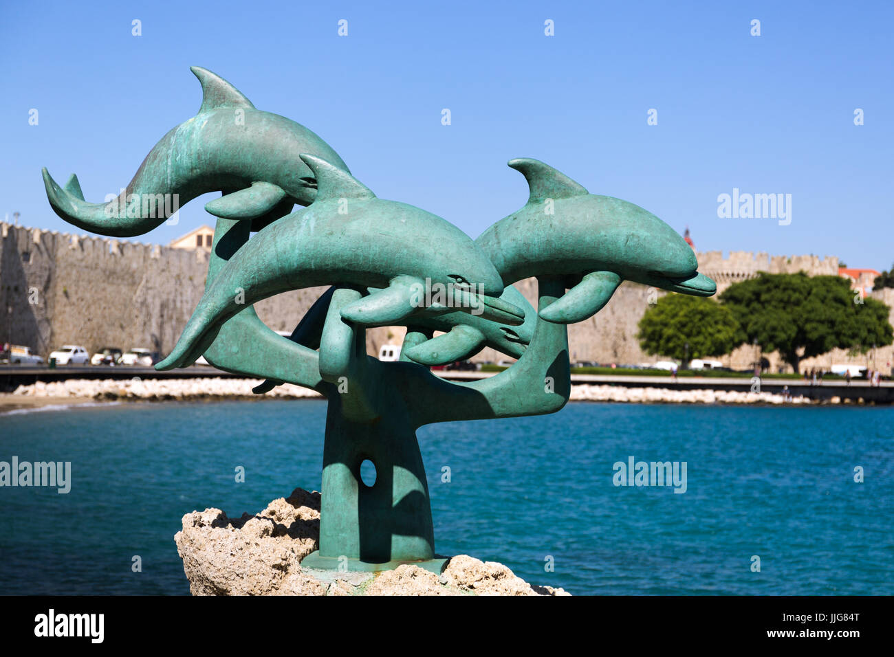 Porto dell'isola di Rodi Grecia. I Delfini monumento presso il lungomare del porto. Foto Stock