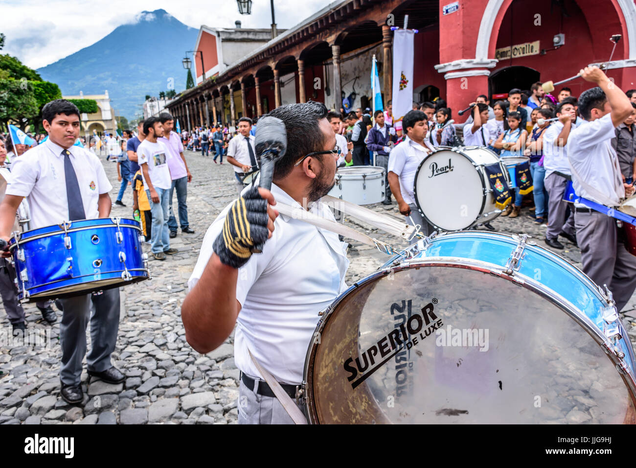 Antigua Guatemala - 15 settembre 2015: scuola marchigiana di banda nelle strade durante il Guatemala celebrazioni del giorno dell'indipendenza Foto Stock