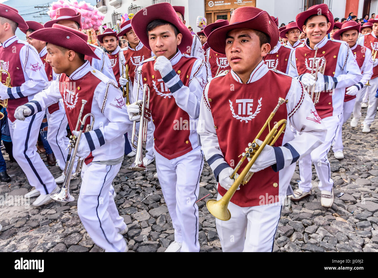Antigua Guatemala - 15 Settembre 2015: tromba giocatori marzo in street parade durante il Guatemala celebrazioni del Giorno dell'indipendenza Foto Stock