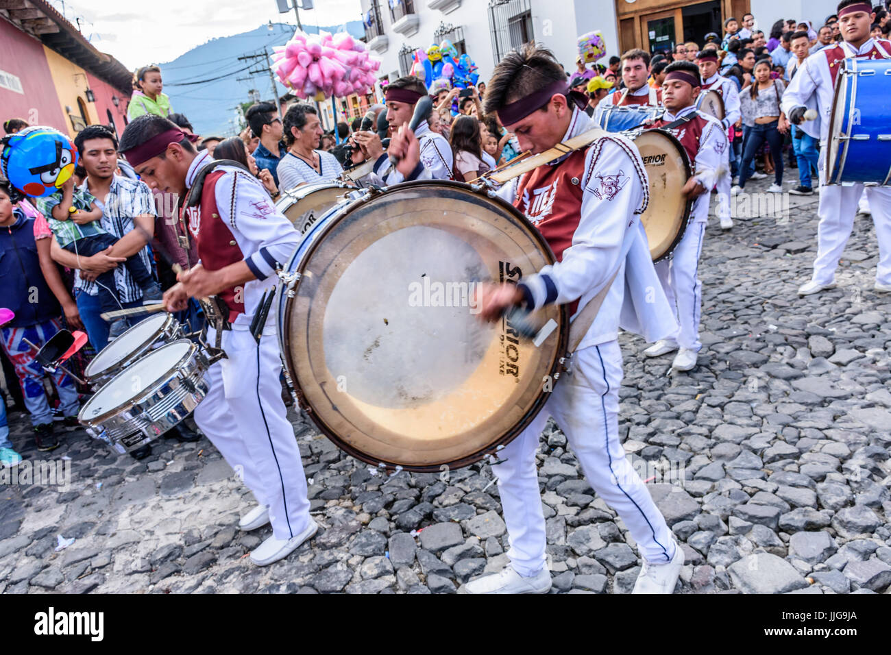 Antigua Guatemala - 15 settembre 2015: batteristi nel marzo street parade durante il Guatemala celebrazioni del giorno dell'indipendenza Foto Stock