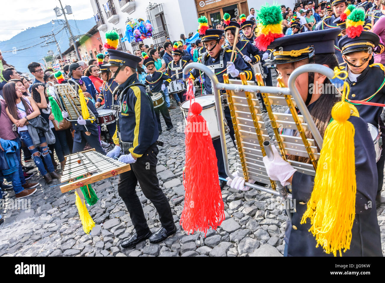 Antigua Guatemala - 15 settembre 2015: scuola marchigiana di banda nelle strade durante il Guatemala celebrazioni del giorno dell'indipendenza Foto Stock