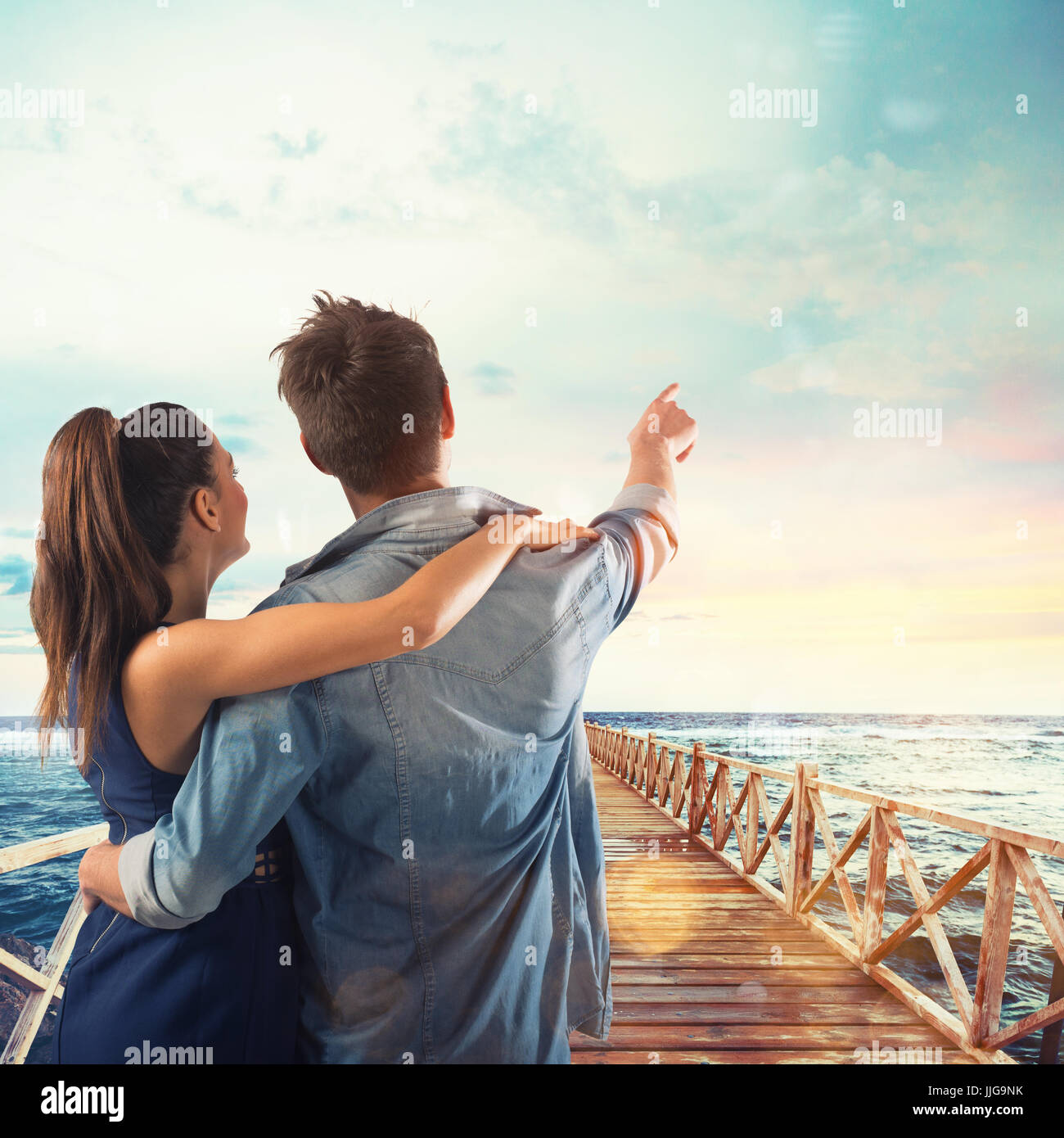 Coppia di amanti punti verso il cielo Foto Stock