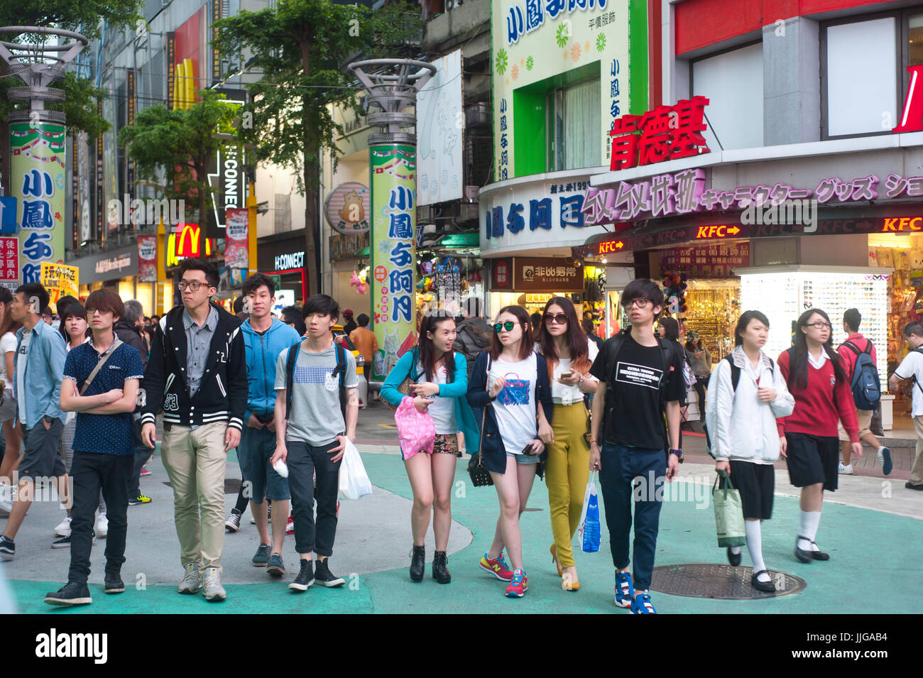 Taipei, Taiwan - Gli adolescenti nel quartiere Ximendin Foto Stock