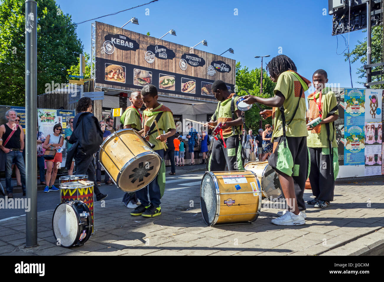 African percussion band / nero bambini suonando la batteria in drumband durante il Gentse Feesten / Festival di Gand, feste estive a Gand, Belgio Foto Stock