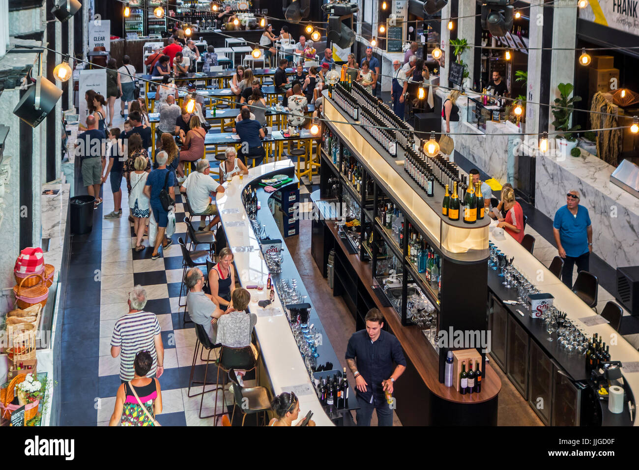 Vista aerea su banco bar e il barista che serve bevande ai clienti nel Santo Mercato alimentare di Ghent / Gent, Fiandre, in Belgio Foto Stock Vista aerea su banco bar e il barista che serve bevande ai clienti nel Santo Mercato alimentare di Ghent / Gent, Fiandre, in Belgio Foto Stock