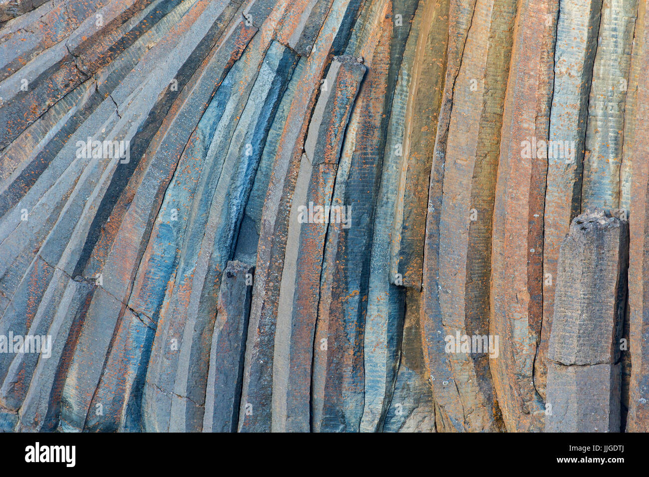 Colonne di basalto vulcanico, formazioni di lava in cliff lungo il fiume Skjálfandafljót, Nordurland eystra, Islanda Foto Stock