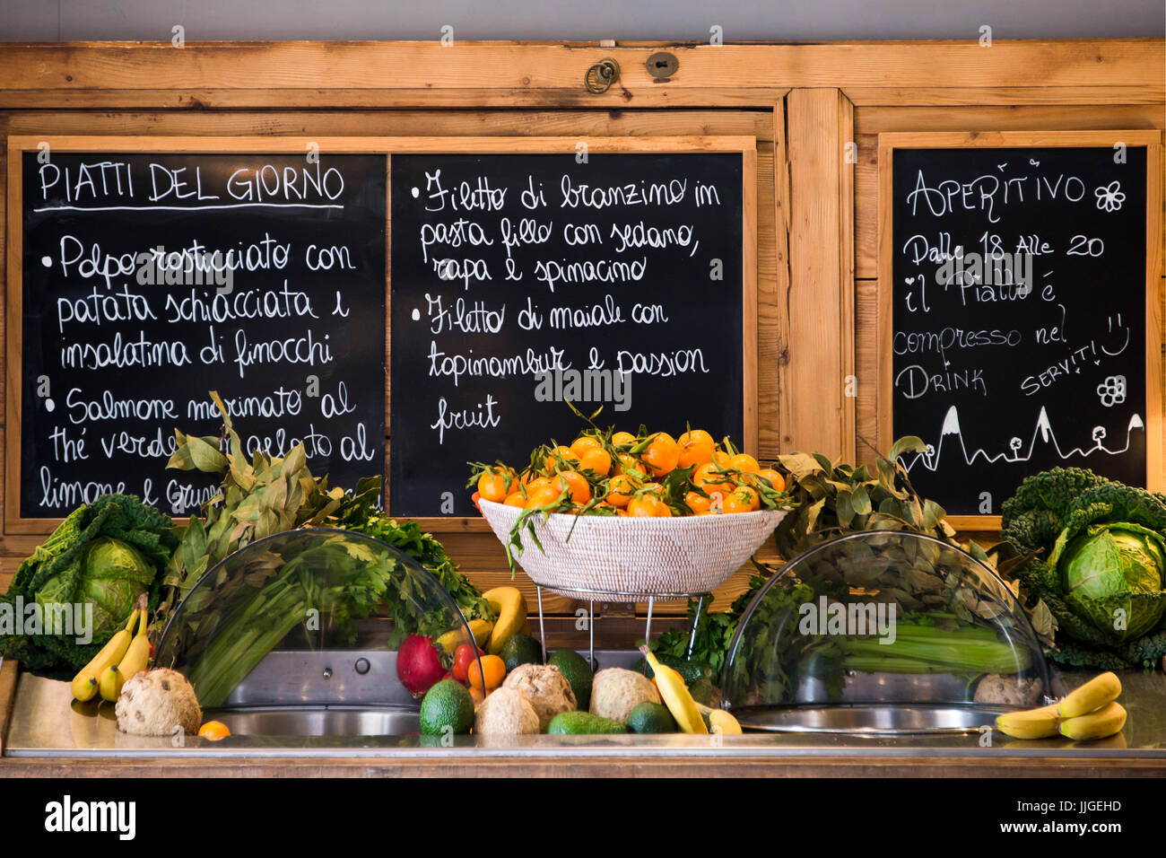 Vista orizzontale di un menu italiano scritto su una lavagna Foto stock -  Alamy