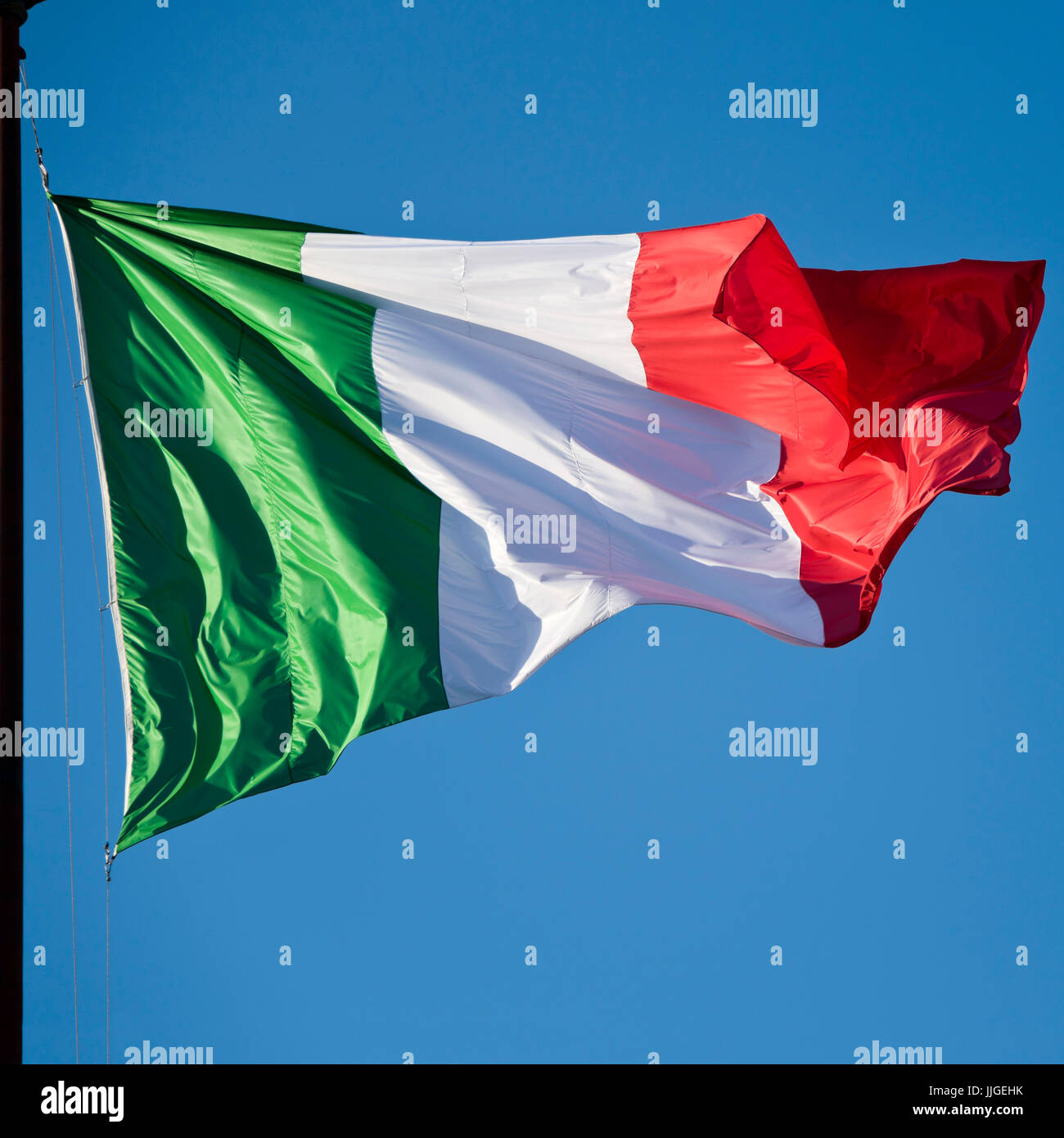 Piazza vicino fino della bandiera italiana a fullmast. Foto Stock