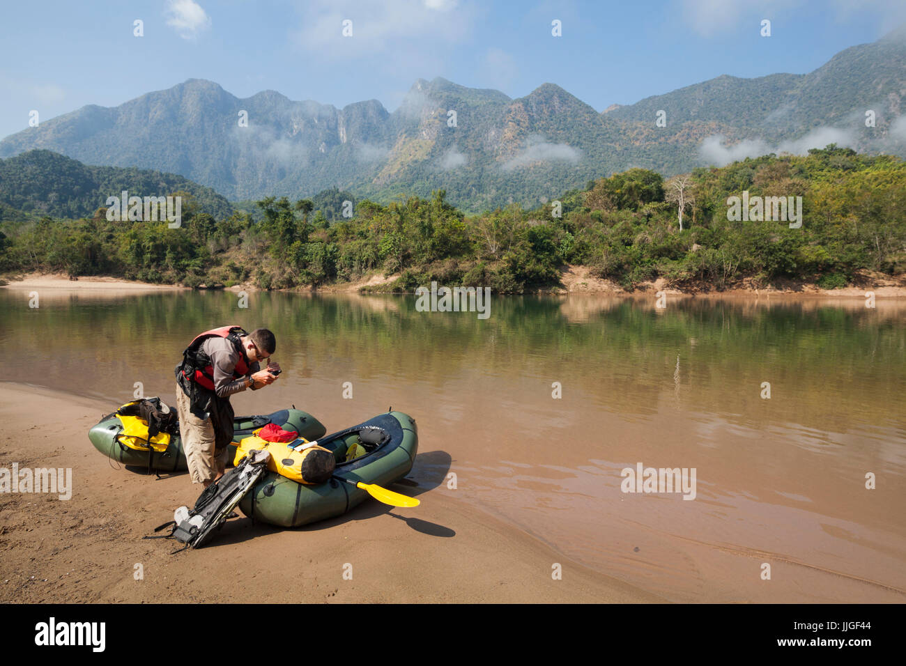 Robert Hahn invia un messaggio che è tutto bene dal suo faro via satellite sul fiume Nam Ou sotto kast spettacolari montagne vicino di Nong Khiaw, Laos. Foto Stock