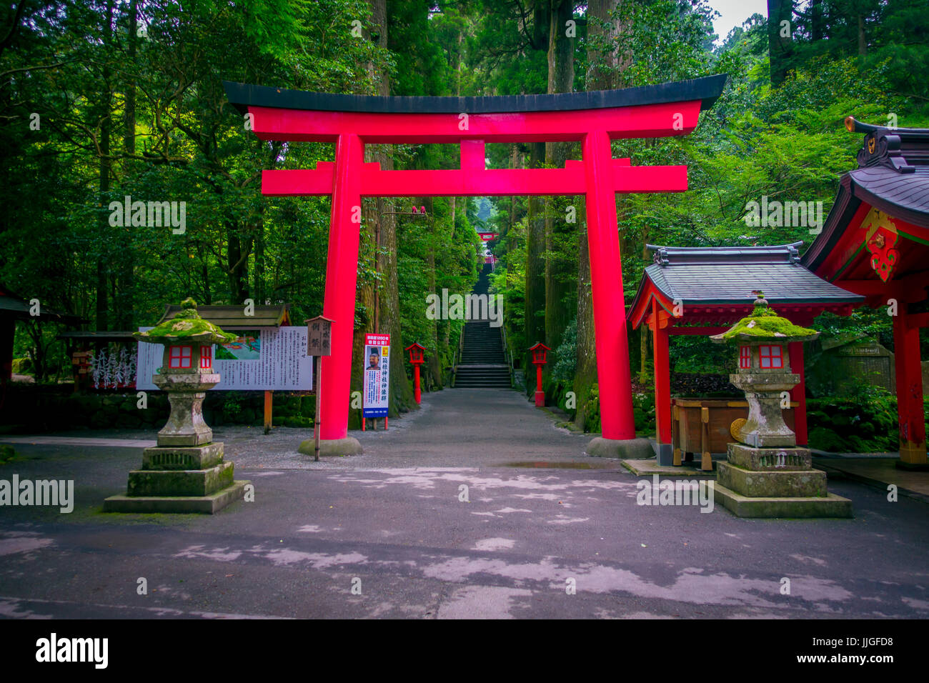 Red Gate dei tori a Fushimi Inari Shrine in Kyoto, Giappone. Foto Stock