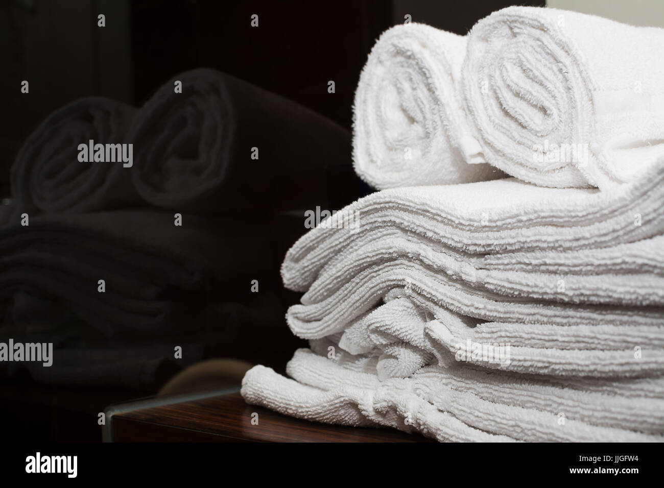 Gli asciugamani piegati in hotel Sala da bagno Foto Stock