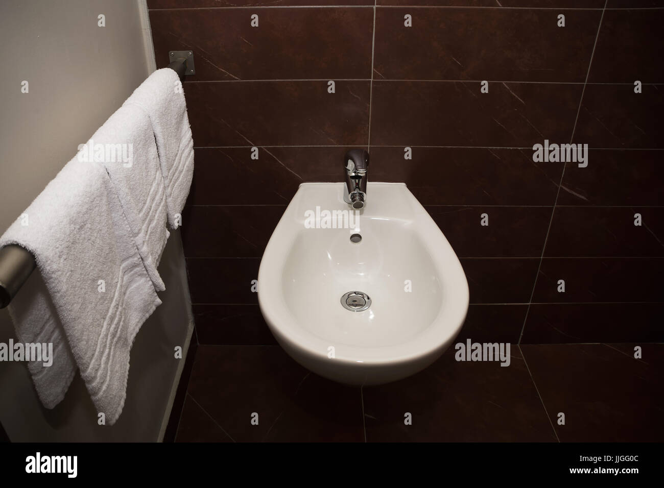 Bidet e gli asciugamani in bagno Foto stock - Alamy