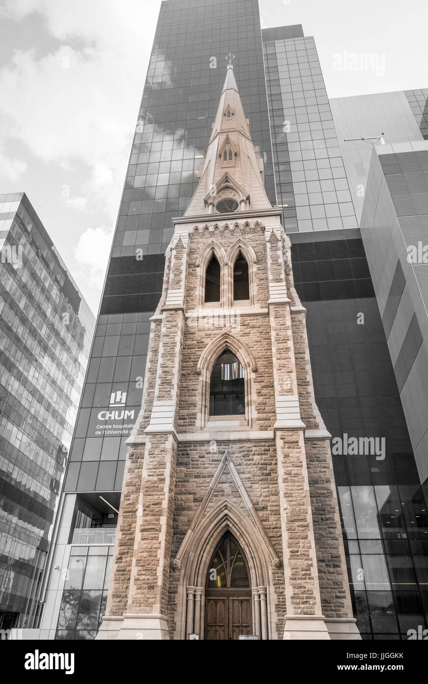 Ingresso alla vecchia chiesa di moderni edifici costruiti intorno a. Foto Stock