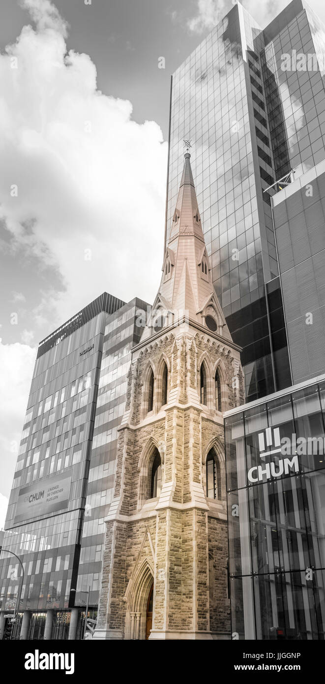 Parte anteriore della vecchia chiesa con moderni edifici costruiti intorno, Montreal, Canada Foto Stock
